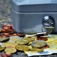 Tenía un subsidio para mayores de 52 años y vendió un piso que heredó: ahora debe reintegrar 9.685 euros al SEPE 