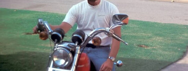 Chuck Norris no se ha ido, fue a montar en Harley. Era tan motero que en su garaje había una brutal moto yankee, y con ella ayudaba a niños en la calle 