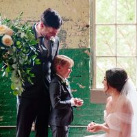 El precioso detalle de una novia a su hijastro en el día de su boda: obsequiarle un anillo para celebrar el inicio de su familia