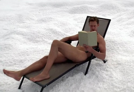 Alex Skarsgard sí que sabe tomar el sol