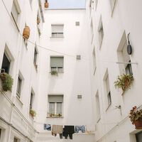 Abren una puerta al patio sin permiso, colocan macetas, lavadora... y la comunidad los denuncia: la justicia les ha dado un buen repaso