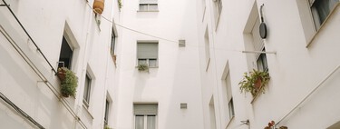 They open a door to the patio without permission, place flower pots, a washing machine... and the community denounces them: the justice system has given them a good review