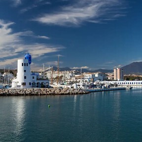 Ni Marbella ni Estepona: el pueblo de la Costa del Sol donde se come bien y se vive mejor, con playas tranquilas y poco concurridas 