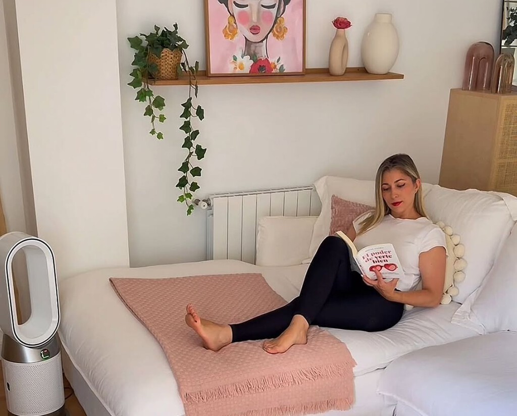Alicia Martínez, experta en limpieza: "Me encanta el truco del papel de horno para eliminar las manchas de cal de la mampara" 
