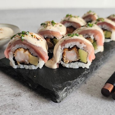 Maki acevichado con langostinos y atún, una exquisita receta nikkei 