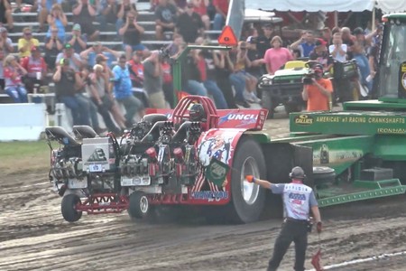 Festival de motores, llamaradas y un montón de fuerza bruta: bienvenidos al tractor pulling