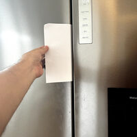 El truco del papel en la puerta de la nevera que los técnicos recomiendan hacer en todos los hogares de España