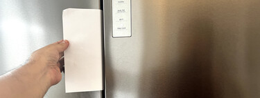 El truco del papel en la puerta de la nevera que los técnicos recomiendan hacer en todos los hogares de España
