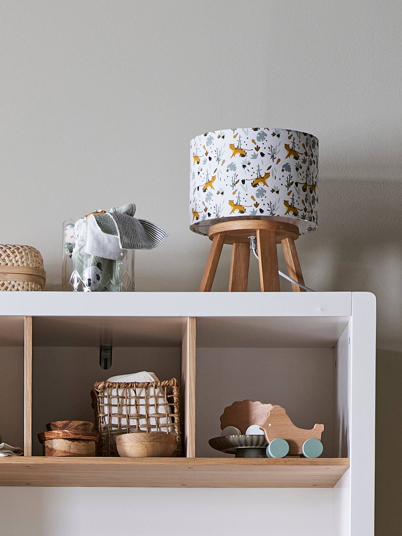 Lámpara estampada con patas de madera