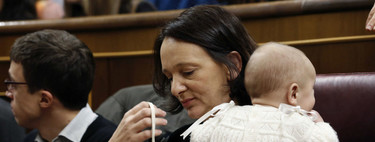 Carolina Bescansa, diputada de Podemos, asiste al Congreso con su bebé