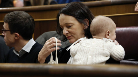 Carolina Bescansa, diputada de Podemos, asiste al Congreso con su bebé