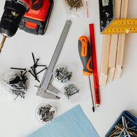 Atención amantes del motor: esta llave de impacto de 18 V viene con dos baterías para trabajar non-stop