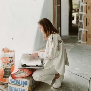 Cristina Felipe, arquitecta: "Vivo rodeada de estas cortinas, incluso en el baño y en la cocina. Son esenciales para generar bienestar" 