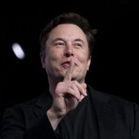 El plan de Elon Musk para acorralar al iPhone era perfecto. Hasta que alguien ha puesto 11.500 millones sobre la mesa
