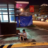 La foto de un niño sin hogar haciendo los deberes a la luz de un McDonald's se convierte en inspiración para miles de personas 