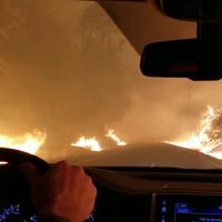 En California hay gente huyendo del infierno en coche, y eso nos enseña cómo escapar en un incendio