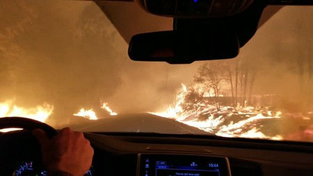 En California hay gente huyendo del infierno en coche, y eso nos enseña cómo escapar en un incendio