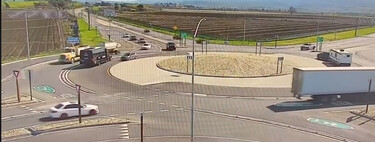 En California querían arreglar un cruce peligroso. Pusieron una turborrotonda con bordillos y ahora hay aún más accidentes