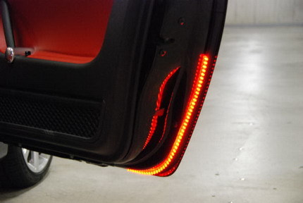 Un Audi TT con luces en el marco de las puertas