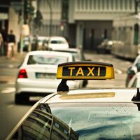 En España hay pocas mujeres conduciendo taxis: la lucha por abrirse hueco en un sector predominantemente masculino