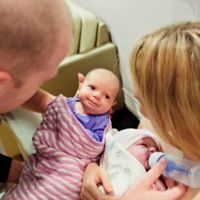 No podían tener hijos y acabaron siendo padres de dos bebés nacidas con cinco semanas de diferencia 
