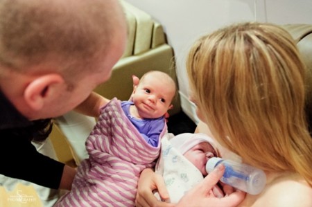No podían tener hijos y acabaron siendo padres de dos bebés nacidas con cinco semanas de diferencia