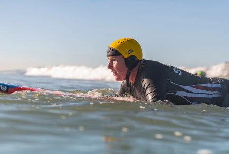 サーフボードでパドリングするスコット・リーソン 11082018