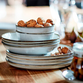 Ikea ha bajado el precio de la vajilla de gres que no pasa de moda y aporta un toque rústico a la mesa 