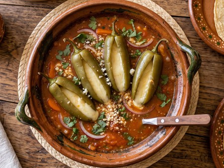 Cómo hacer unos chiles jalapeños rellenos de queso con una sola lata de chiles en escabeche: van sin capear y en caldillo de jitomate
