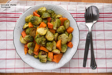 Coles de Bruselas al horno con calabaza. Receta saludable