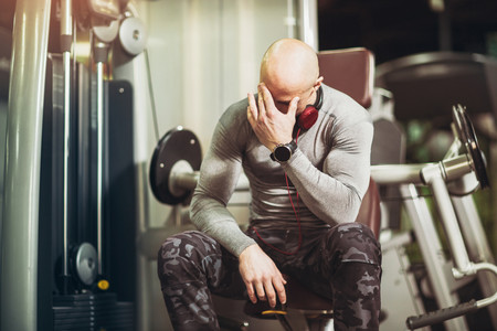 Cinco ejercicios que vemos a menudo en el gimnasio y que te traen más problemas que beneficios