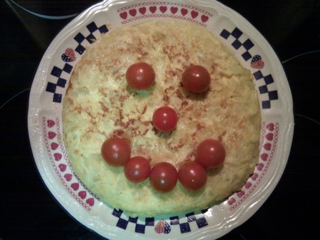 Cenas saludables para niños: tortilla de patata, cebolla y tomate