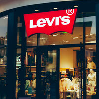 Levi's lleva la comodidad a otro nivel con estos vaqueros sencillos, que hacen tipazo y que podemos llevar a mitad de precio 
