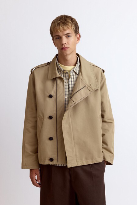 La Gabardina De Siempre Se Hace Mas Corta Y Acaba De Encontrar Su Version Perfecta Para Conquistar El Armario Masculino Del Otono