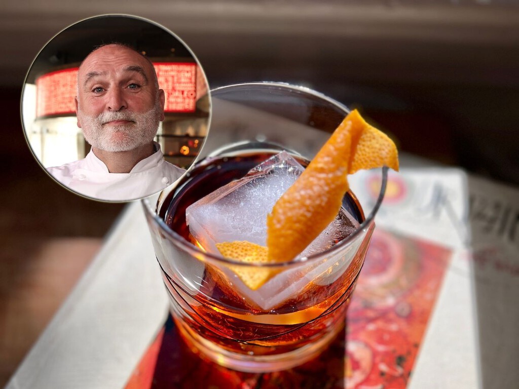 Así prepara José Andrés el cóctel Negroni en homenaje a su querido amigo Anthony Bourdain, fallecido en 2018 