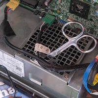 Clava unas tijeras en su PC Gaming porque "hace demasiado ruido" sin saber que esa acción podría haber acabado con su vida