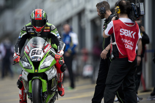 Superbike Gran Bretaña 2015: sexta victoria consecutiva de Tom Sykes en Donington Park