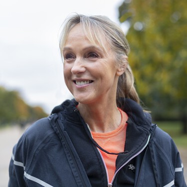 Si tienes más de 50 años, olvídate de andar deprisa para quemar grasa: un estudio revela que caminar despacio es la clave