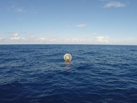 De Miami a Bermudas corriendo en esfera de plástico