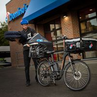 Domino's Pizza quiere sustituir sus coches de reparto por bicicletas eléctricas en EE.UU.
