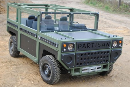 No, no es un coche de Lego. Esta cosa horrible es el Partisan One y tiene 100 años de garantía