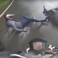 Aquí tienes la explicación gráfica de por qué el ABS es tan sumamente importante en las motos