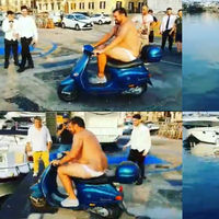 El futbolista Mario Balotelli ha sido denunciado por incitar a un camarero a tirarse al mar en moto