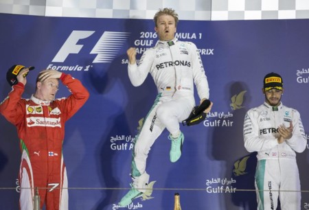Gran Premio de Bahrein, Rosberg gana una carrera llena de rebases