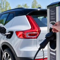 Cuando los esfuerzos por catapultar el coche eléctrico chocan contra la cruda realidad: unas tarifas de la luz por las nubes 