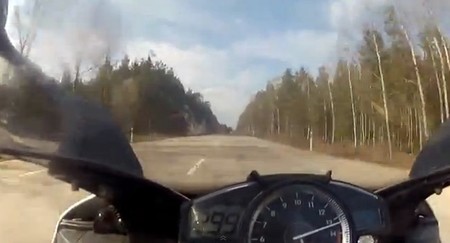 El cabeza de buque, su hermano con el Mercedes, y un amigo