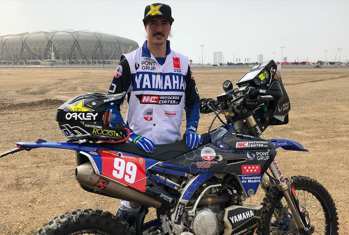 "El Dakar debe ser aventura, para correr está la Fórmula 1": Hablamos con Javi Vega tras acabar 47º en motos, sin asistencia y con el esternón roto