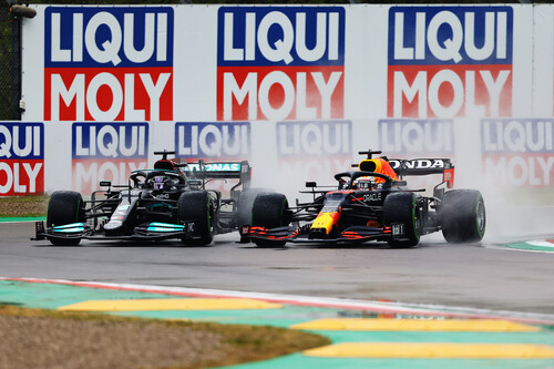 Max Verstappen tira de coraje para ganarle a Lewis Hamilton bajo la lluvia y McLaren vuelve al podio
