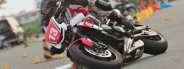 Bienvenido a MotoGymkhana, un mundial de MotoGP sin pasar de 80 km/h que es como sacarse el carnet de moto pero a lo bestia