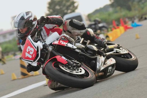 Bienvenido a MotoGymkhana, un mundial de MotoGP sin pasar de 80 km/h que es como sacarse el carnet de moto pero a lo bestia